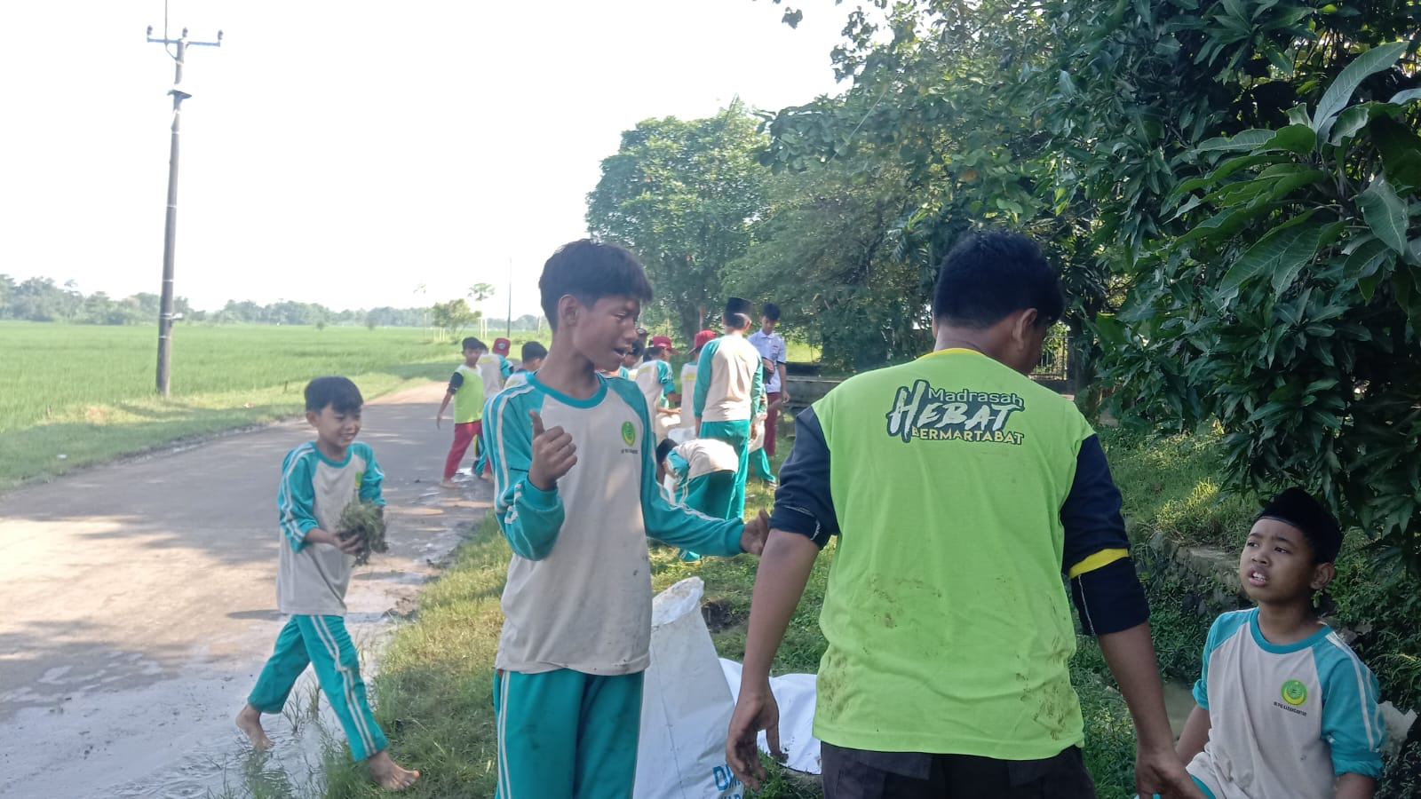 Menjaga kebersihan lingkungan, pasti!
